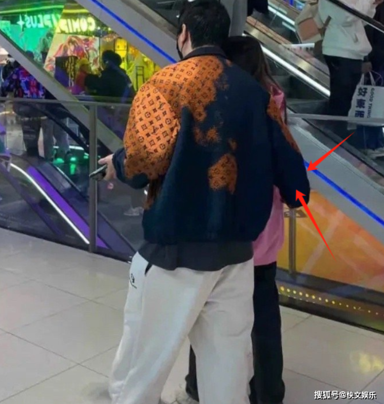 bd半岛体育王思聪上海搂美女逛街！王思聪式爱情痛打了众少年青人的婚恋观(图2)